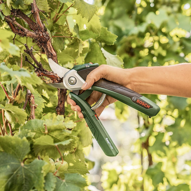 Bosch 3.6V Cordless Secateurs Pruner, Power Assist Technology, Integrated Battery, 450 Cuts per Charge, Rechargeable via Micro USB Cable (Easyprune). Made in Europe